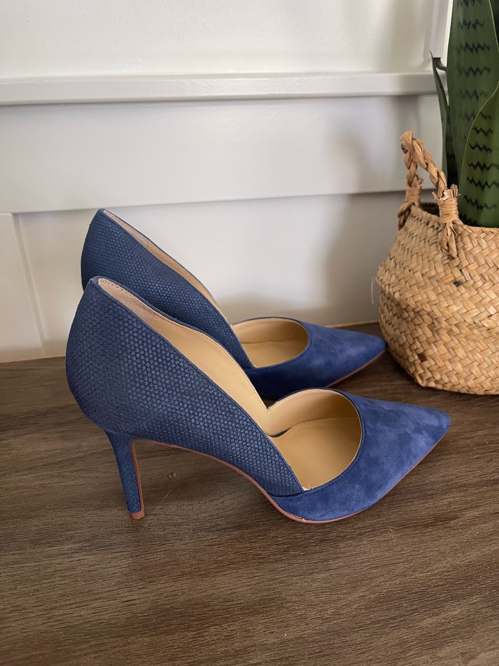Vince Camuto Navy Suede Pointed Toe Stiletto Pumps 9 - Picture 2 of 6